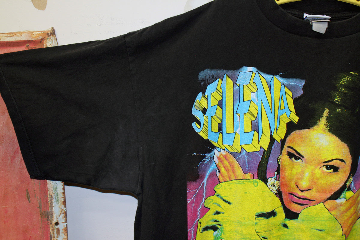 Faded Selena on 2nd hand vintage WCW blank Shirt (2X)