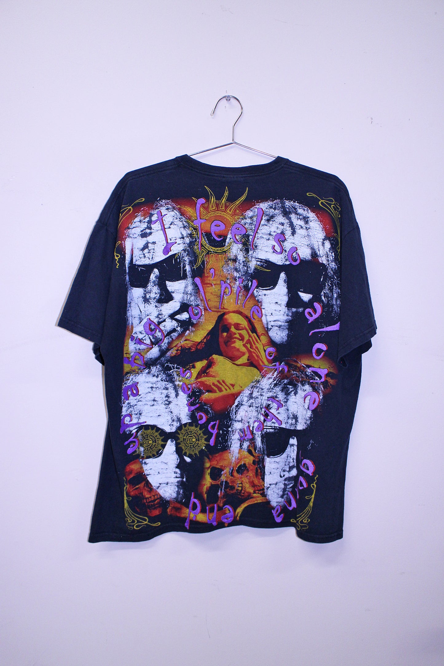Alice in Chains on vintage y2k gildan tee (XL)
