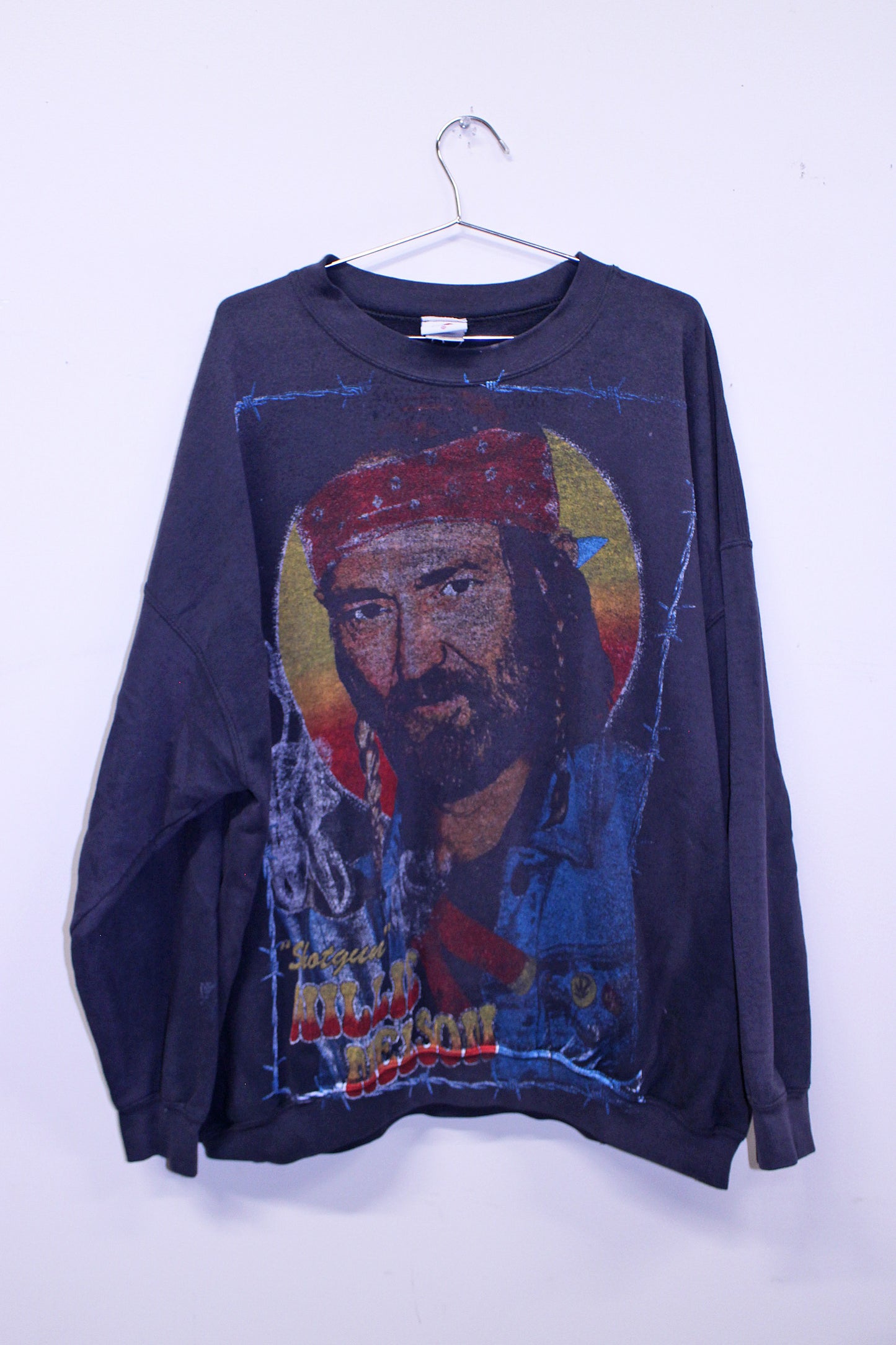 Willie Nelson on faded black well worn y2k Gildan sweatshirt  (XXXL)